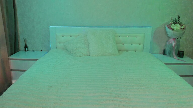 RoxyHey's Streamate show and profile