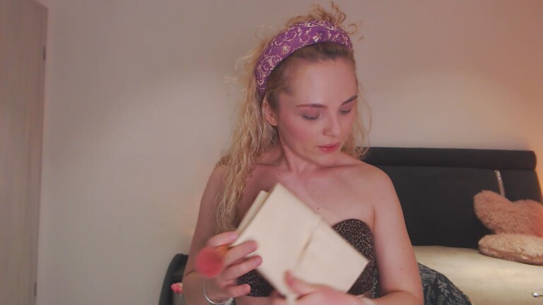 EVYE's Streamate show and profile