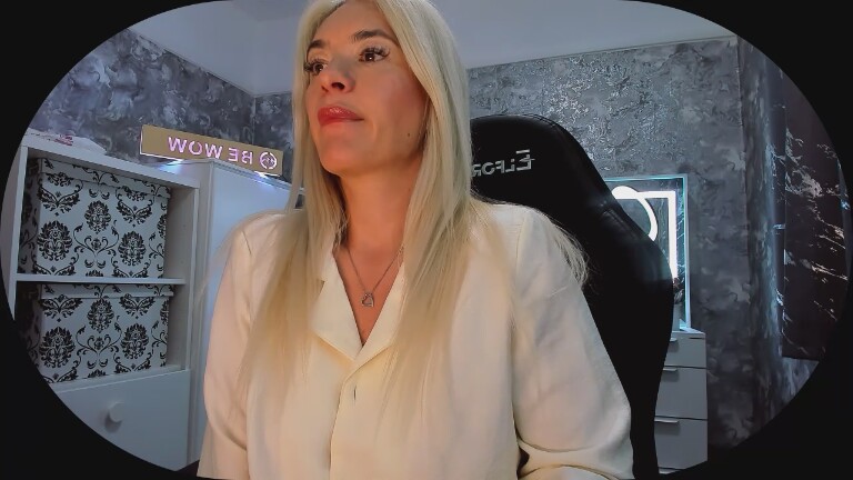 BE_WOW's Streamate show and profile